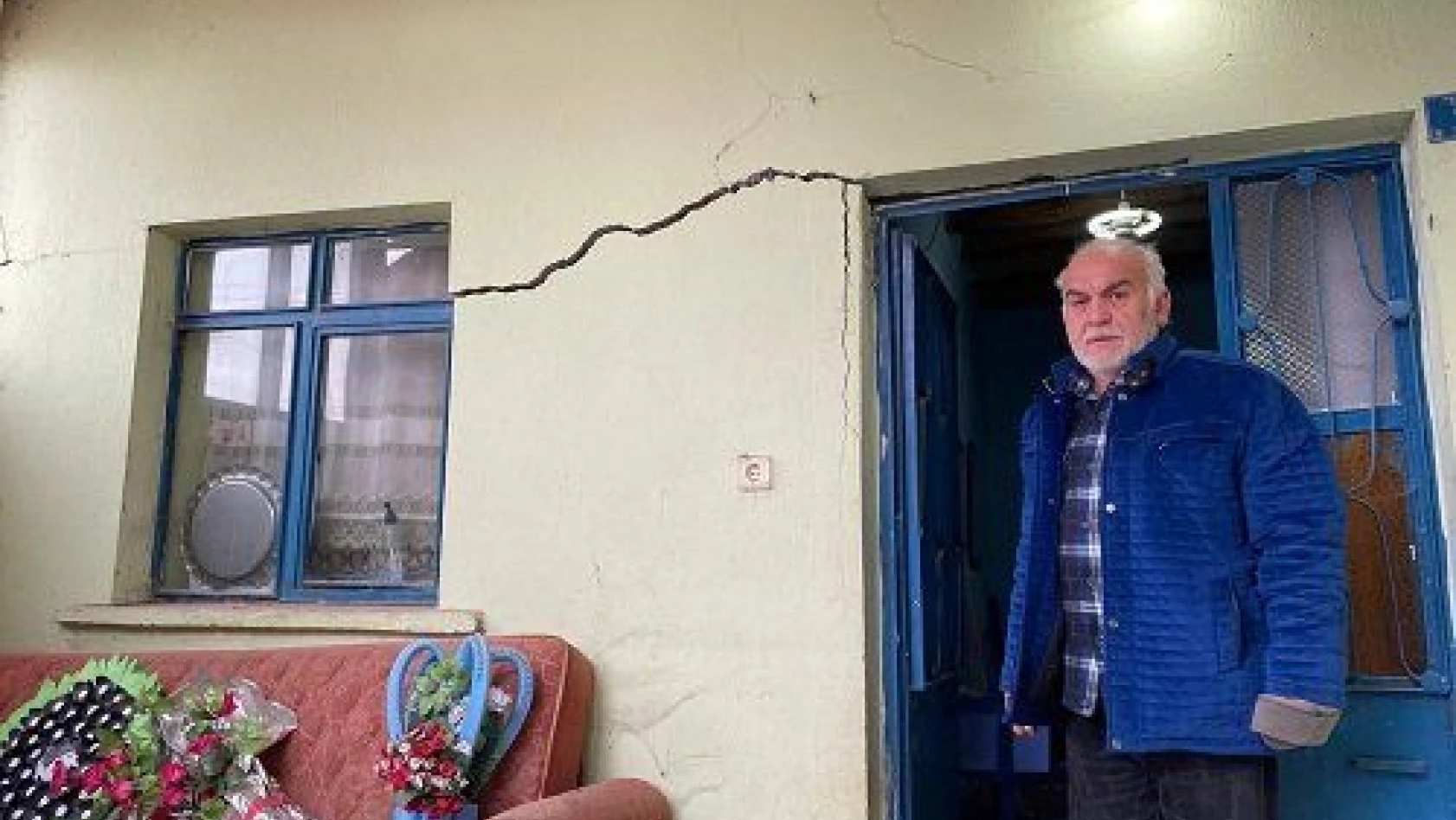 Sarıoğlan 'daki depremde bazı evlerde çatlaklar oluştu