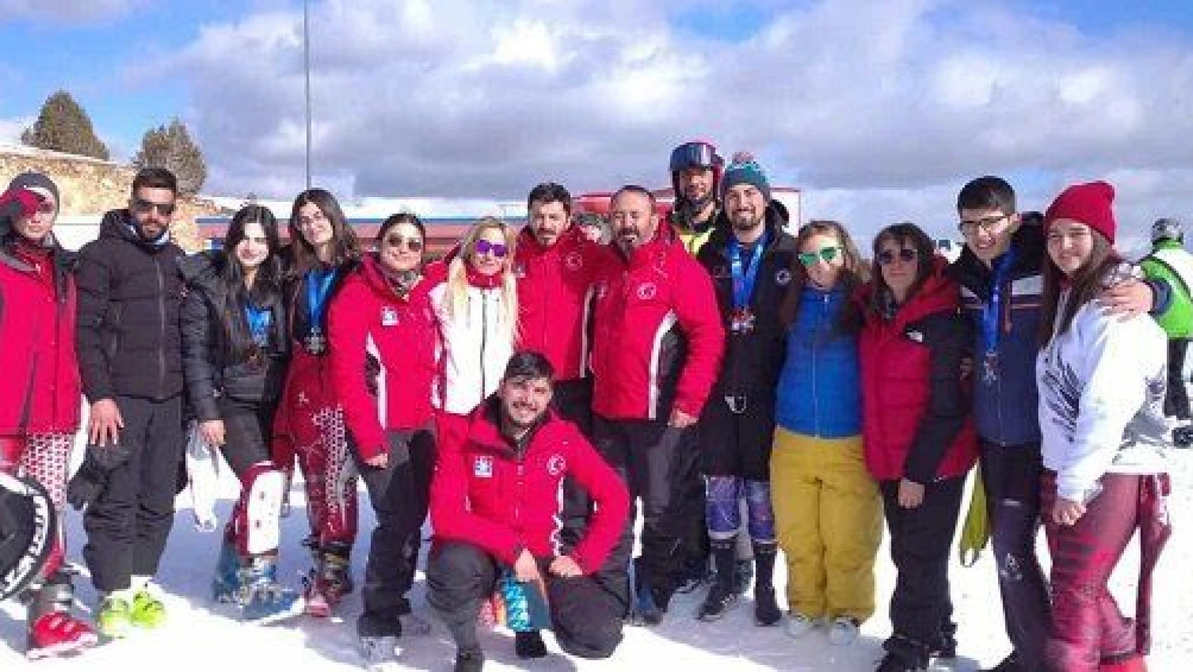 Kayserili kayakçılar Erzincan'dan madalyalar ile döndü
