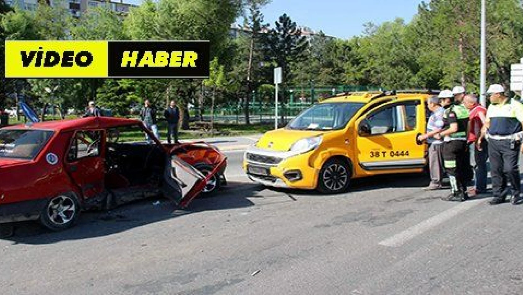 Kayseri'de ticari taksi ile otomobil çarpıştı: 5 yaralı