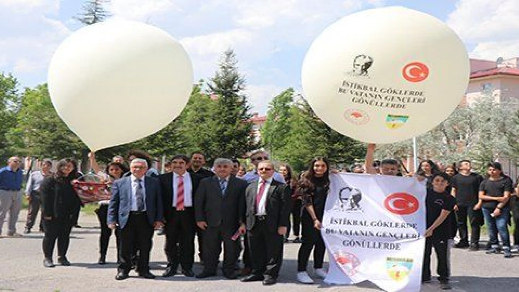 Kayseri'de meteoroloji balonunu lise öğrencileri uçurdu 