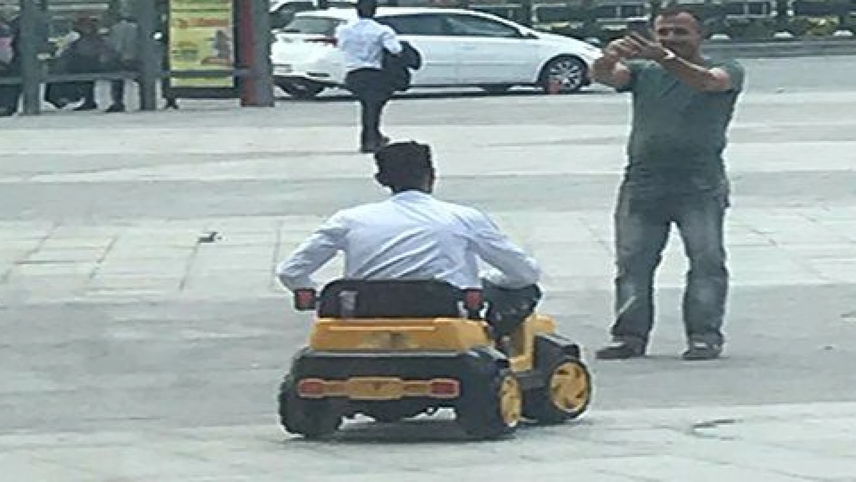 Avukat duruşmada savunmasını akülü çocuk arabası ile yaptı 