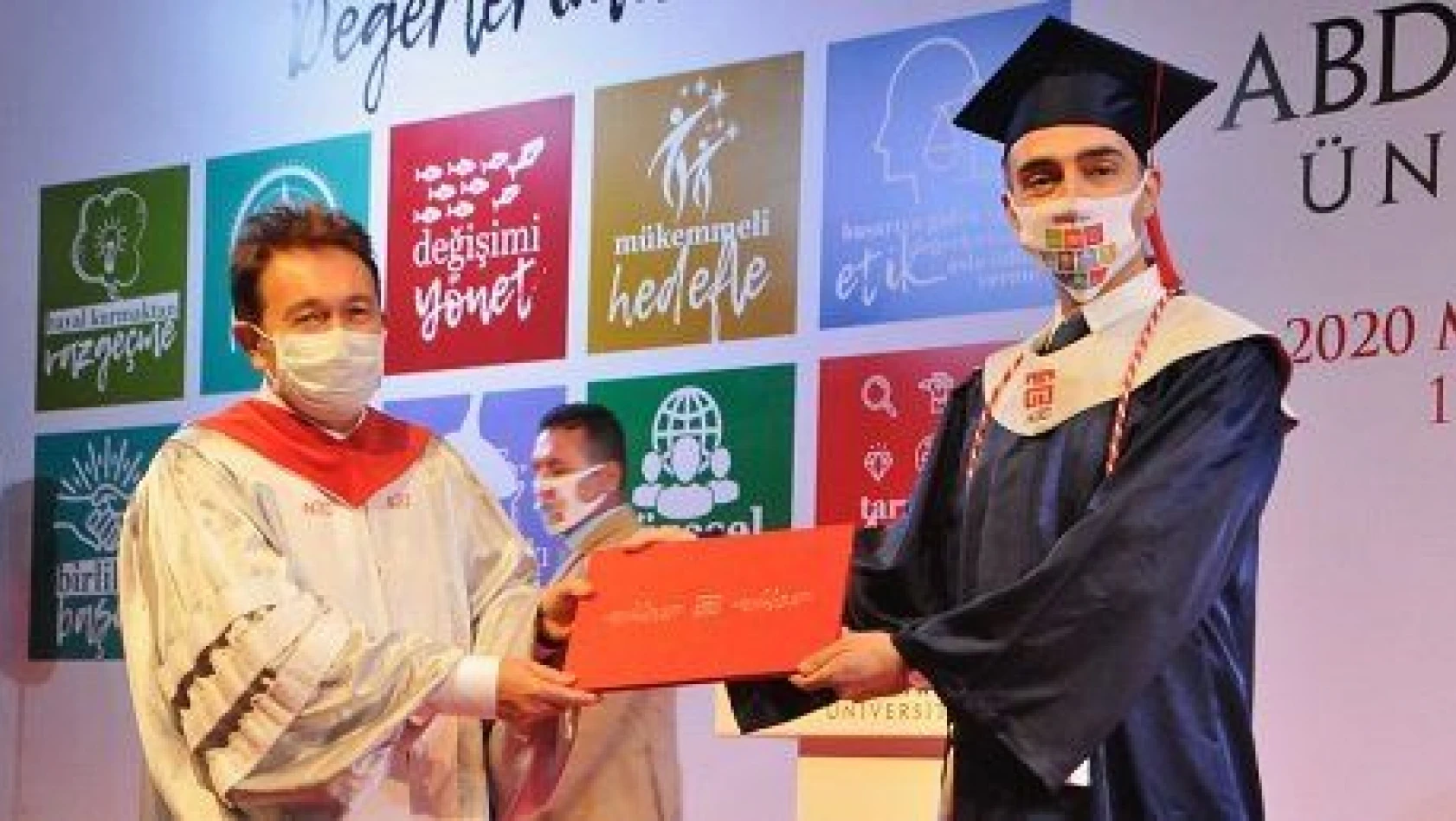 Abdullah Gül Üniversitesi'nde mezuniyet sevinci