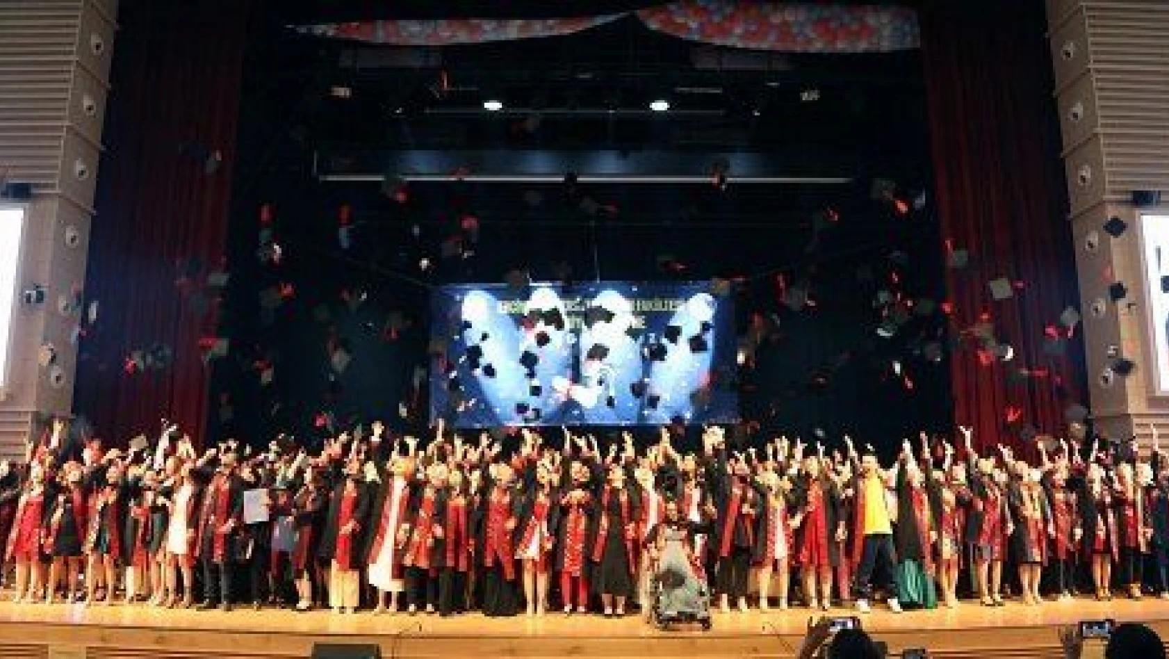 ERÜ Eğitim Fakültesi'nde mezuniyet heyecanı