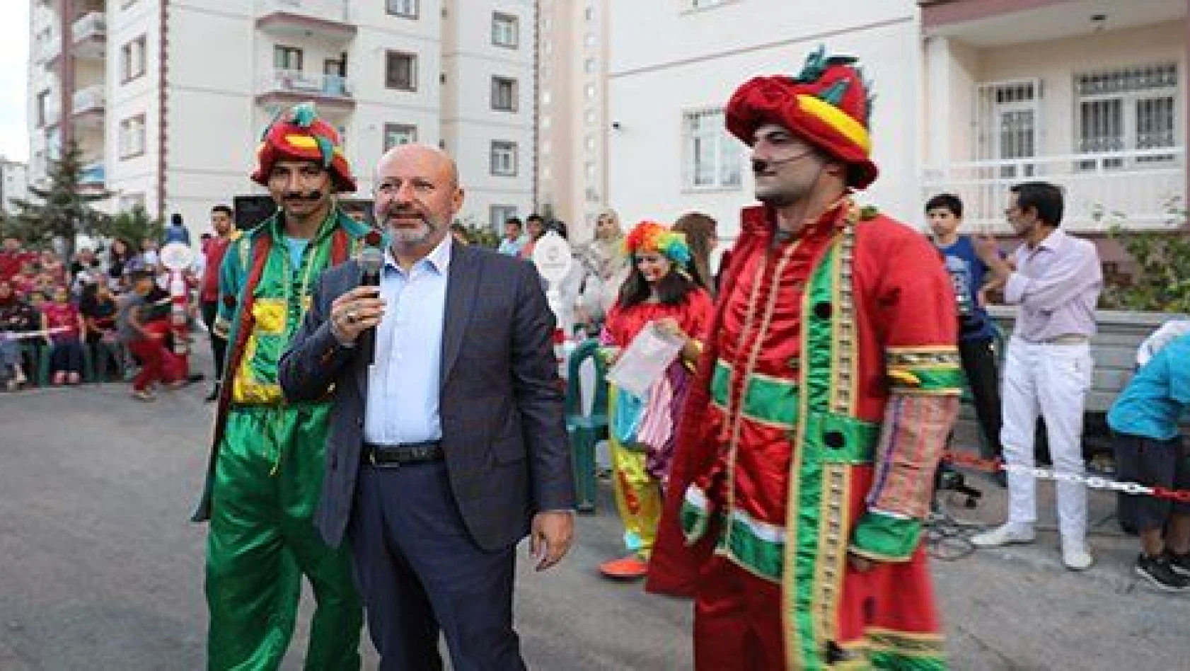 Başkan Çolakbayrakdar Sokak Oyunları Şenliklerine katıldı 