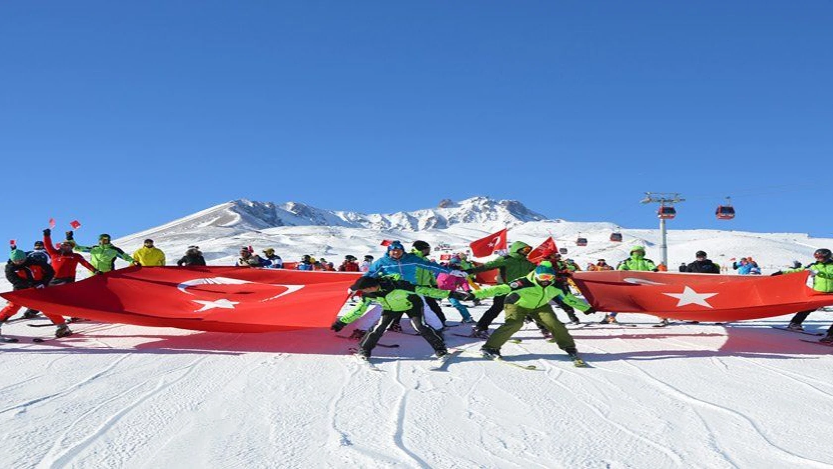 Kayakçılar Erciyes'te dev Türk bayrağı açtı 