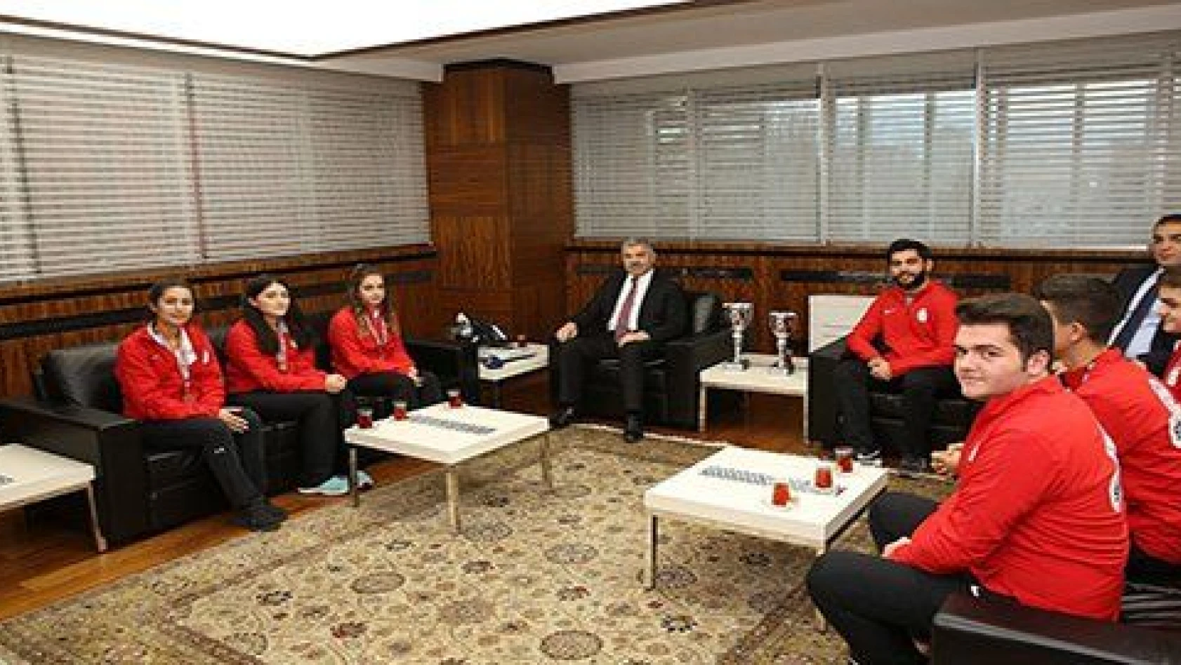 Şampiyon okçular Başkan Mustafa Çelik'i ziyaret etti 