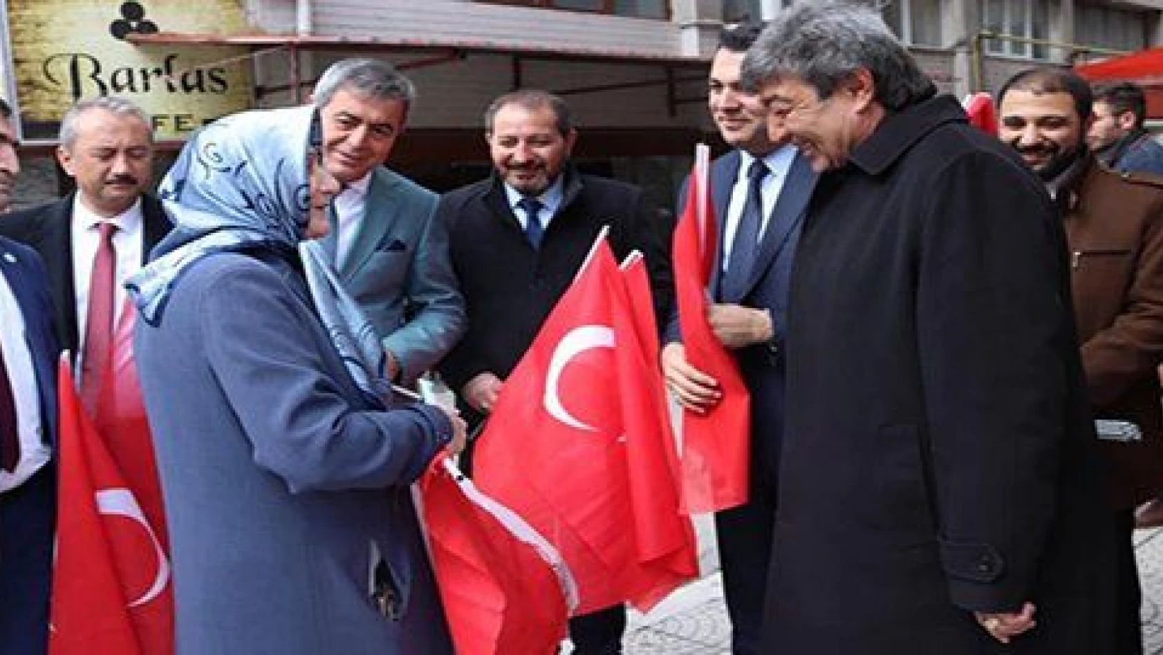 Ataş, şehitler anısına vatandaşa hoşaf ikram etti, Türk Bayrağı hediye etti