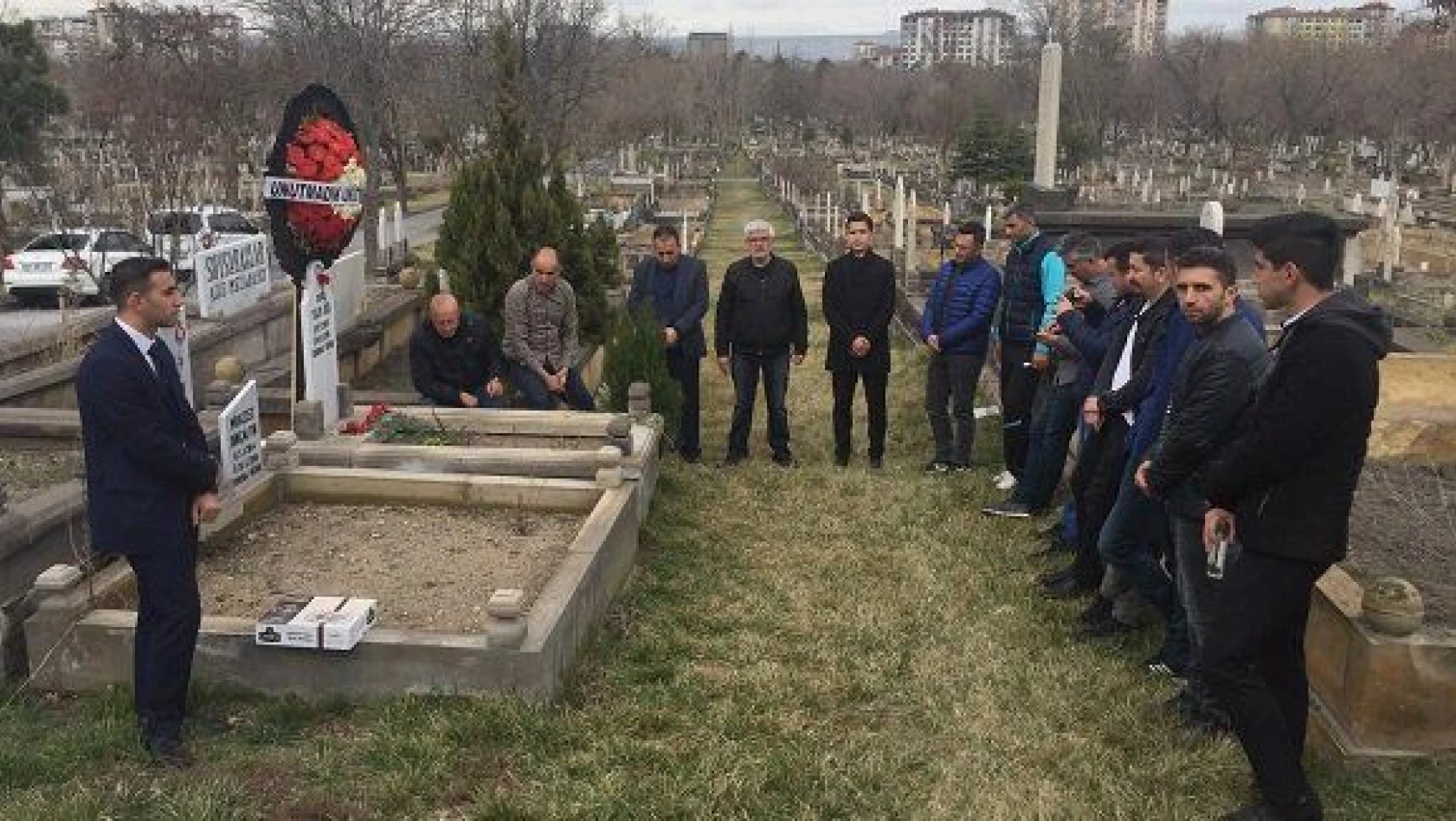 Arkadaşları futbol hakemi Salih Ulu'yu mezarı başında andı