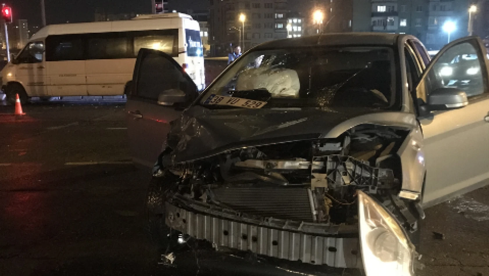 Minibüs ile otomobil çarpıştığı kazada 5 yaralı
