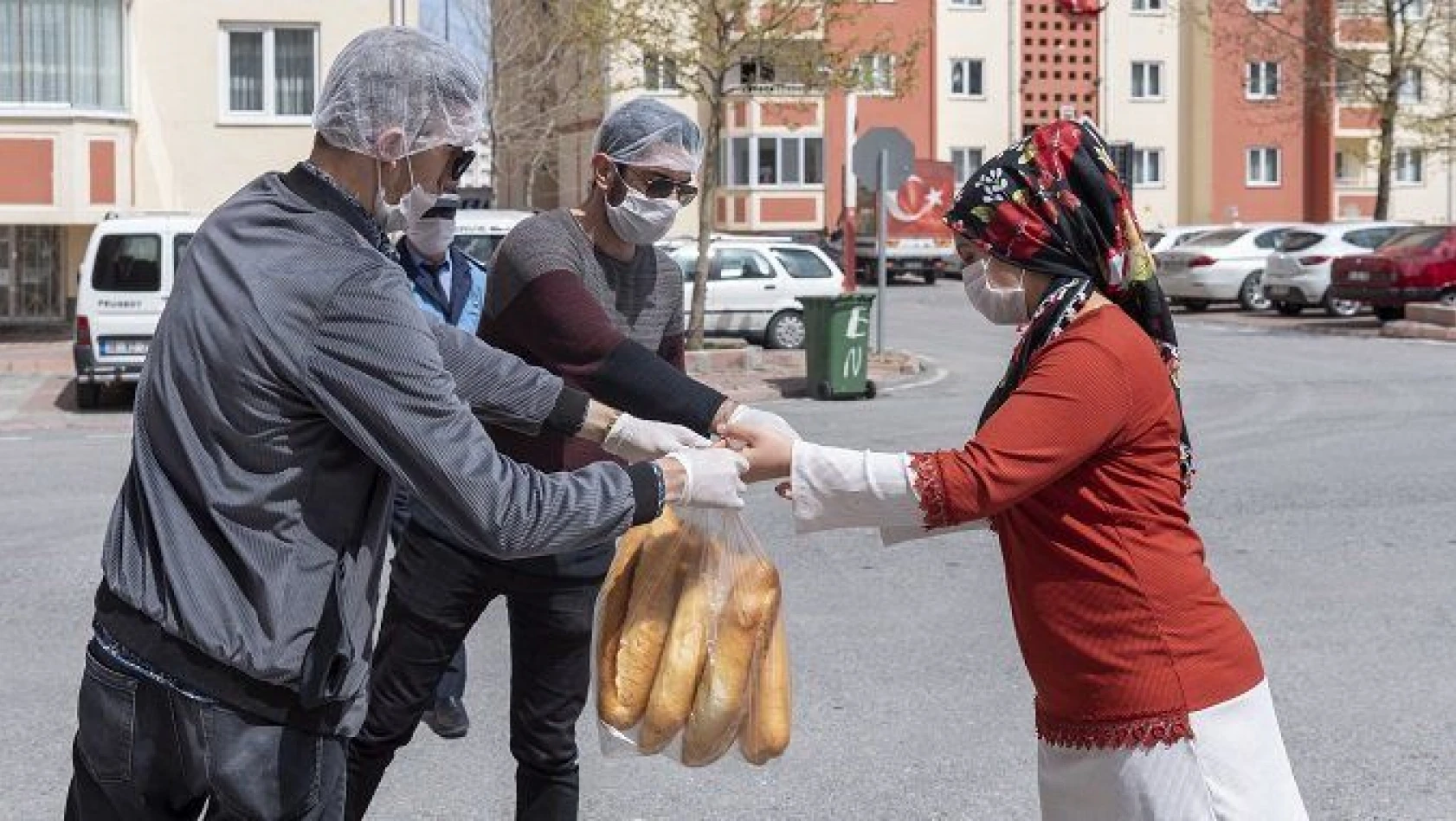 Büyükşehir 'den mahallelere ekmek hizmeti