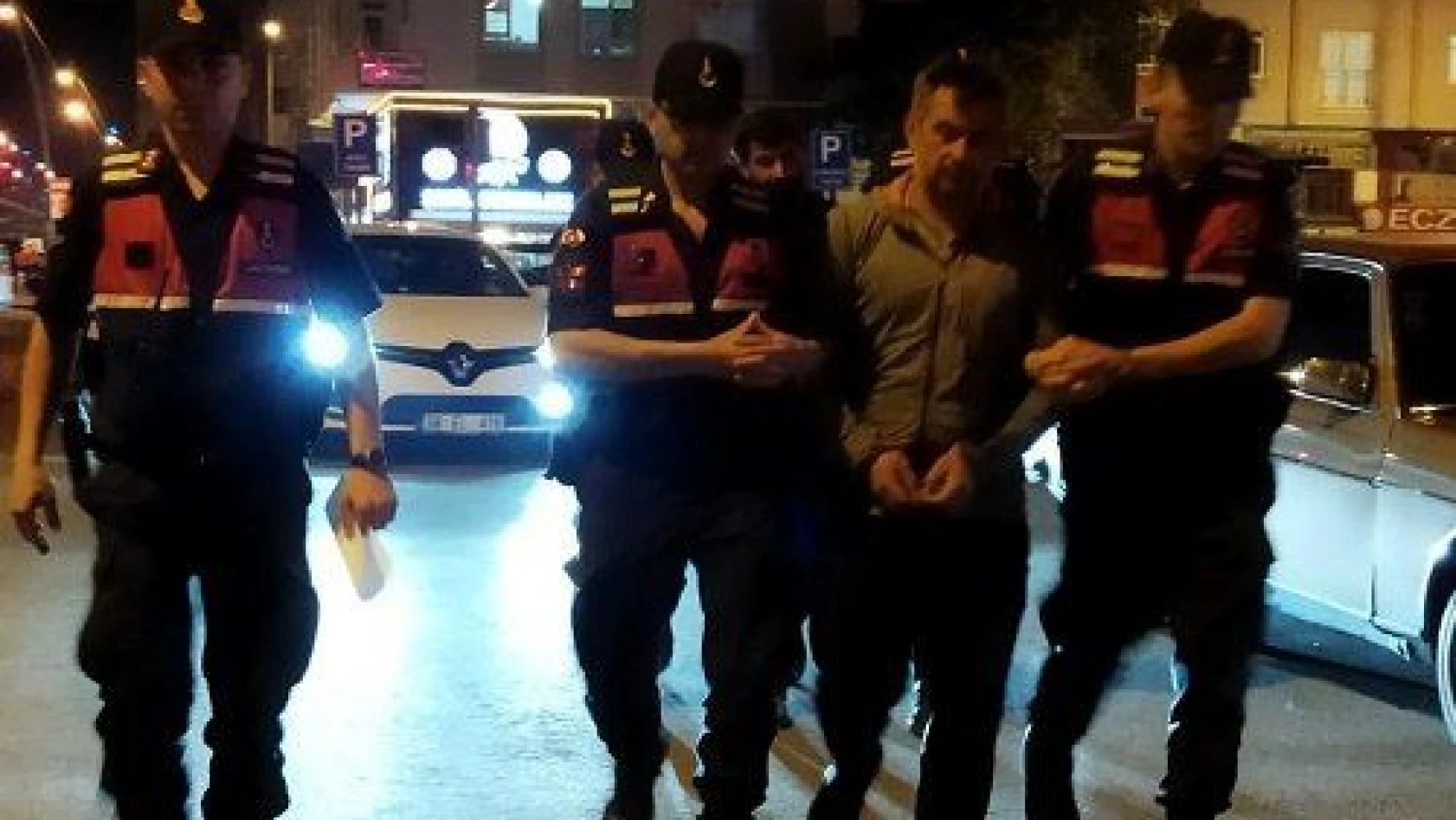 Kayseri'de plakasız araçta hırsızlık şüphelisi 2 zanlı yakalandı