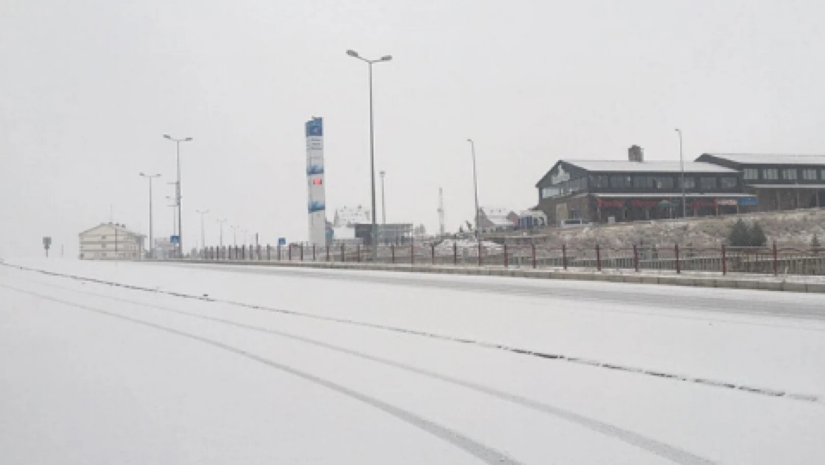  Erciyes Kayak Merkezi beyaza büründü