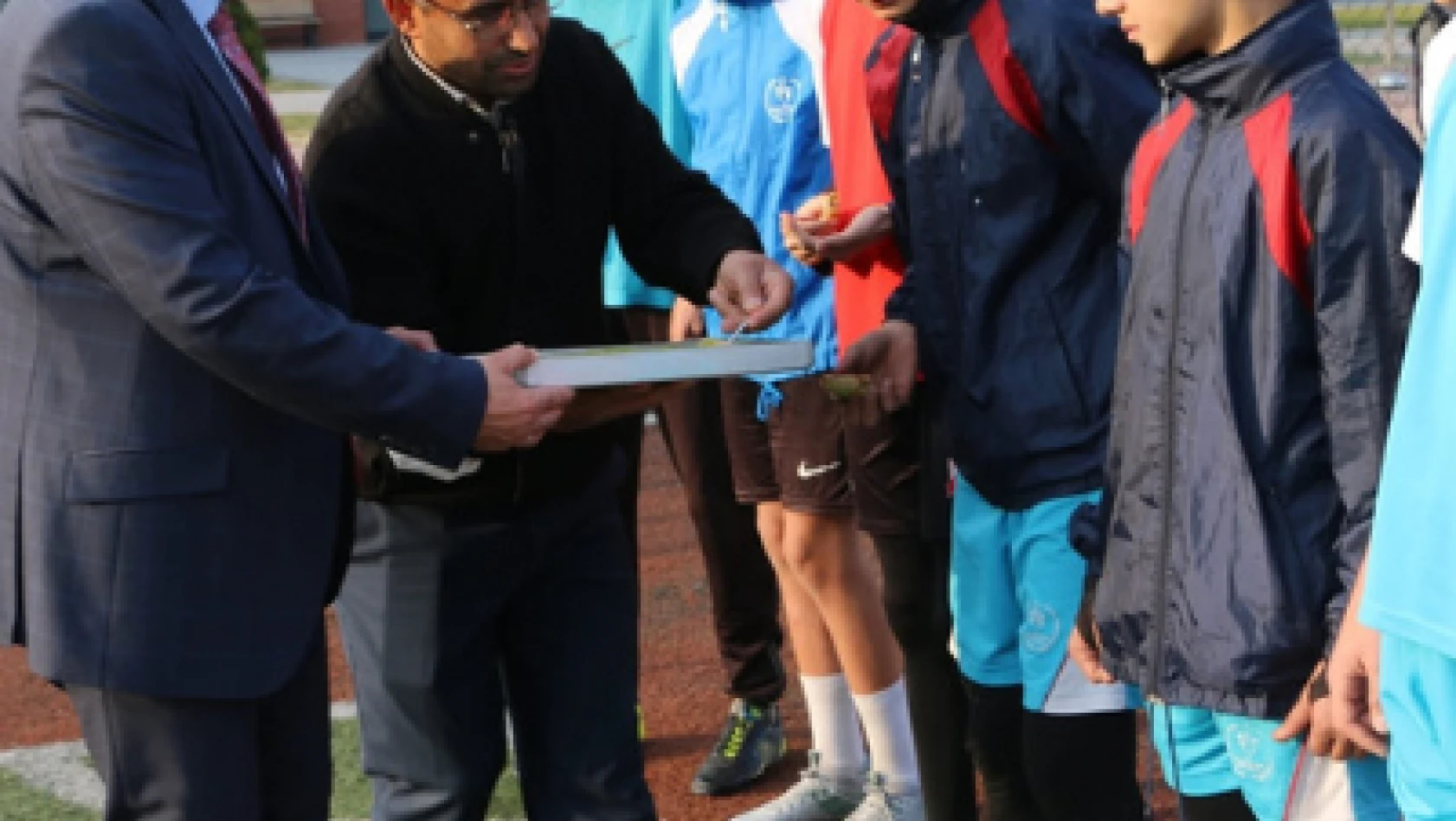 Kabakcı'dan genç futbolculara tatlı ikramı