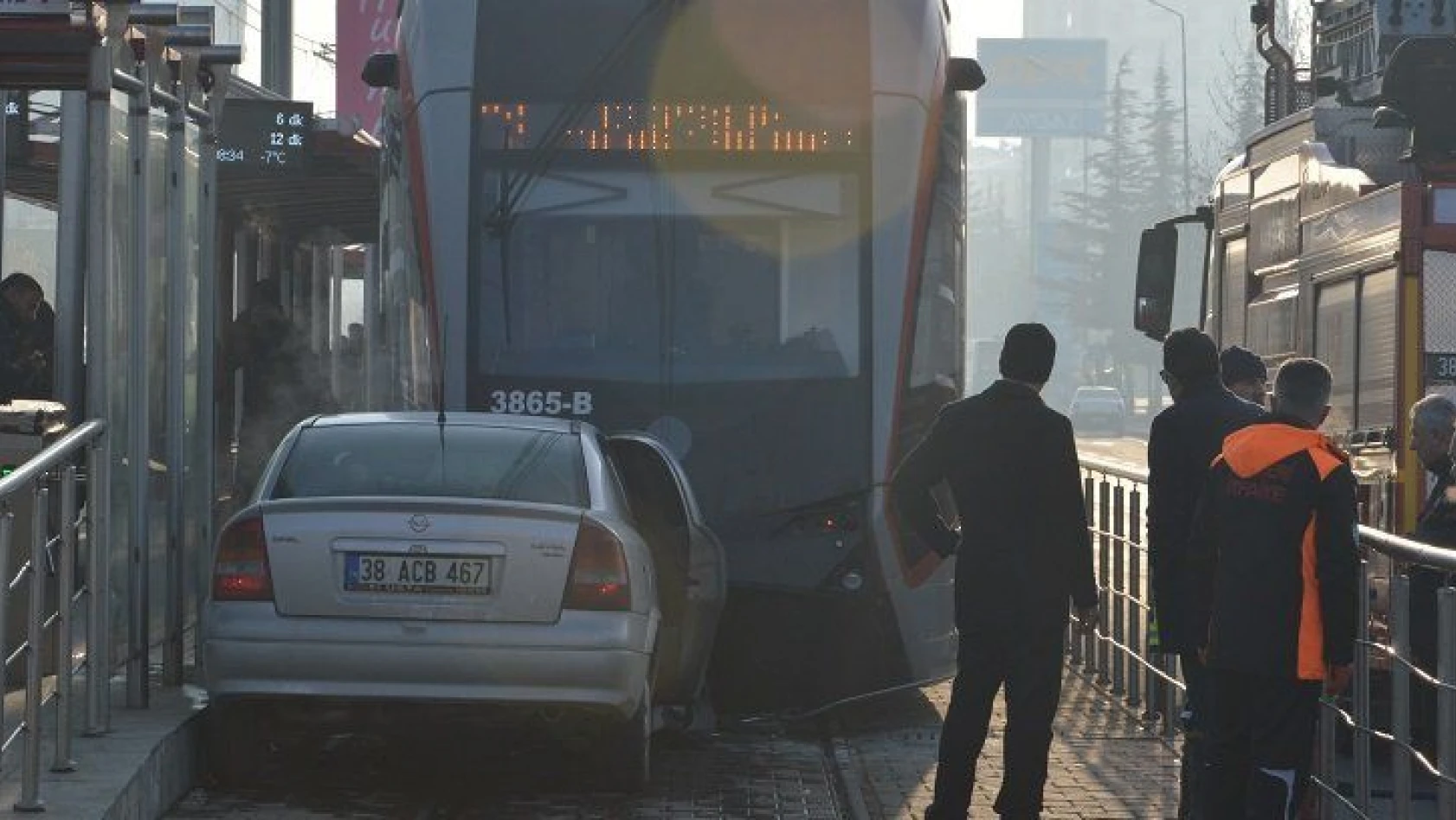 Kayseri'de kazada savrulan otomobil tramvaya çarparak durabildi