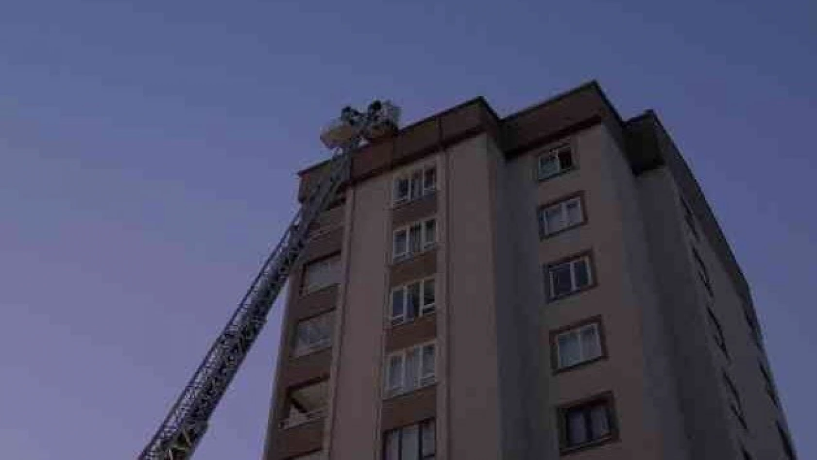 10 katlı apartmanın çatısında çıkan yangını itfaiye söndürdü