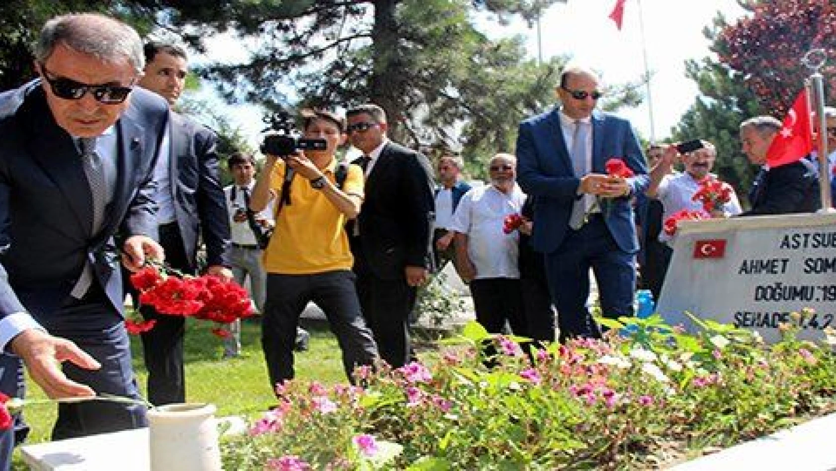 Milli Savunma Bakanı Akar Kayseri'de hava şehitliğini ziyaret etti