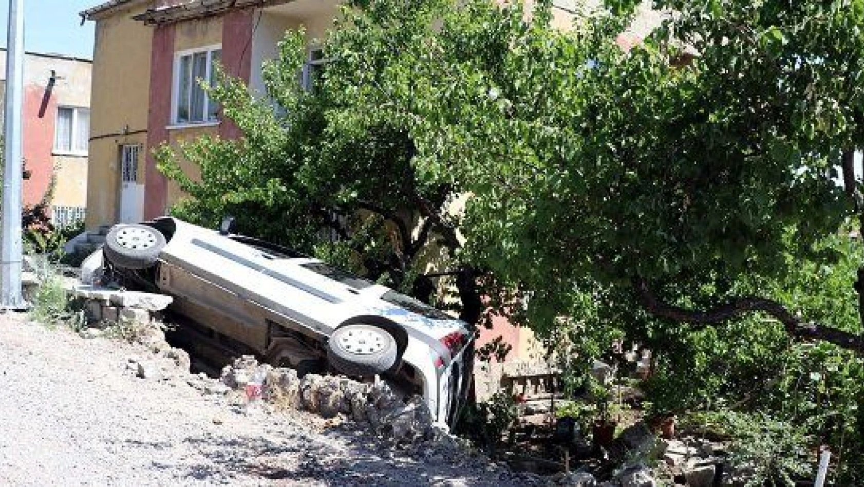 Kayseri'de otomobil evin bahçesinde devrildi: 1 yaralı