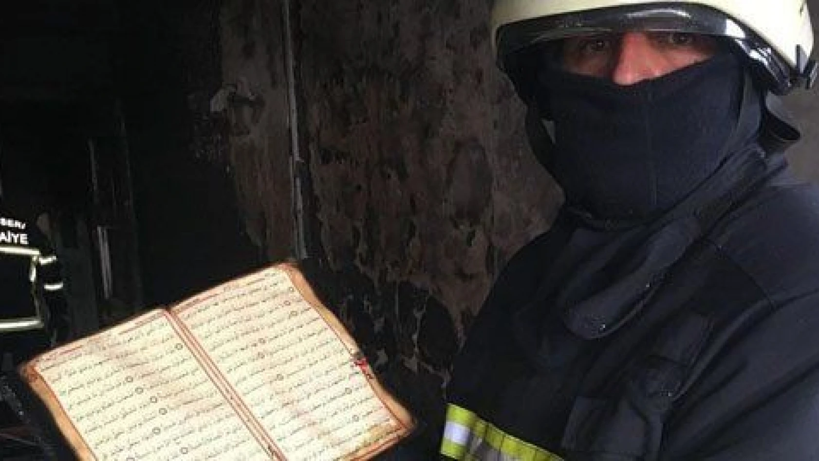 Çıkan yangında ev küle döndü, Kur'an-ı Kerim'in sayfalarına hiçbir şey olmadı