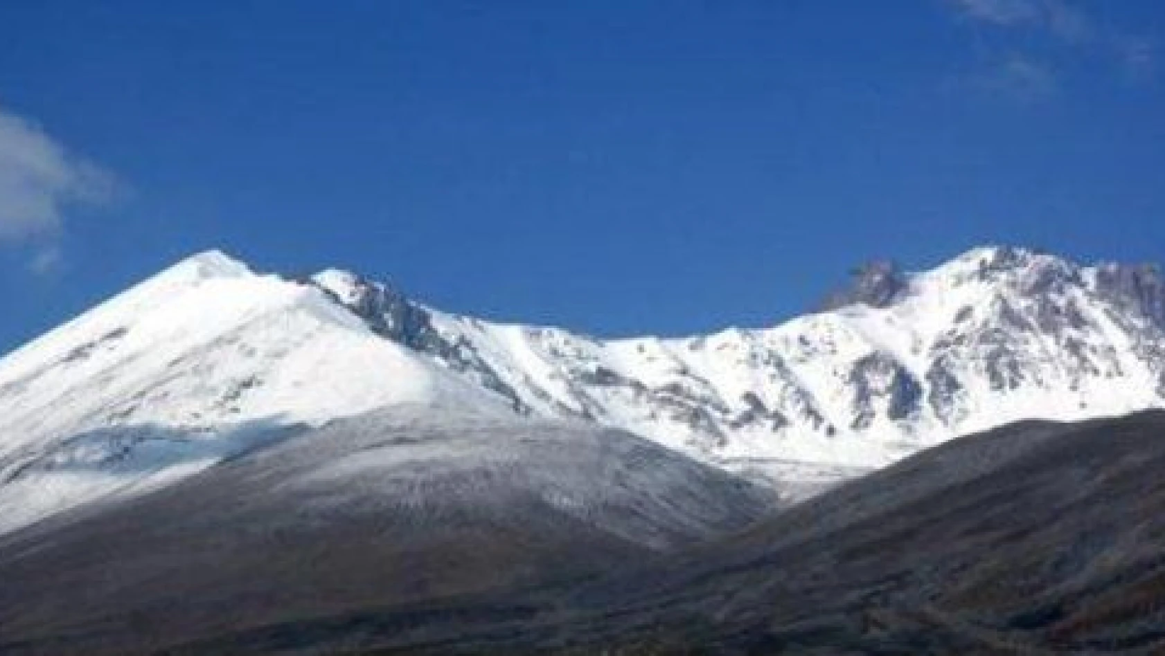 Erciyes Dağı'na kar yağdı   