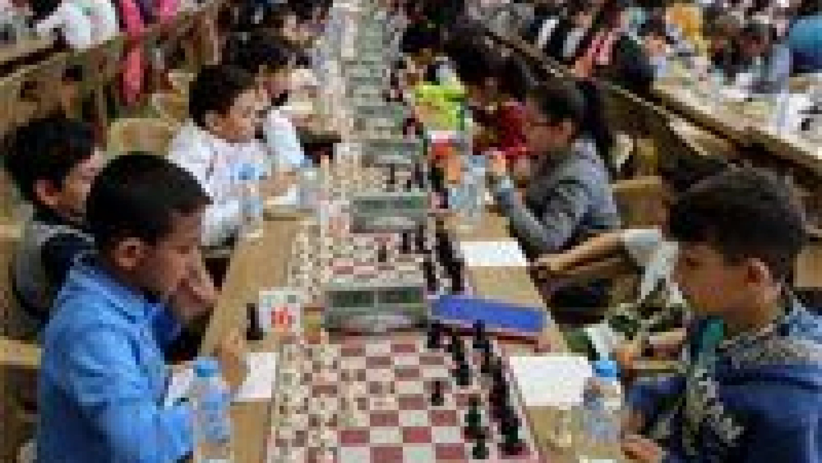 Öğrenciler satranç turnuvasında ter döktü