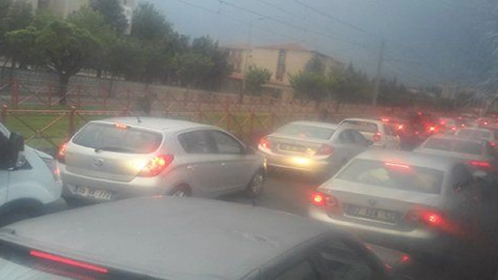 Talas'ta trafik kazası oldu, trafik kilitlendi