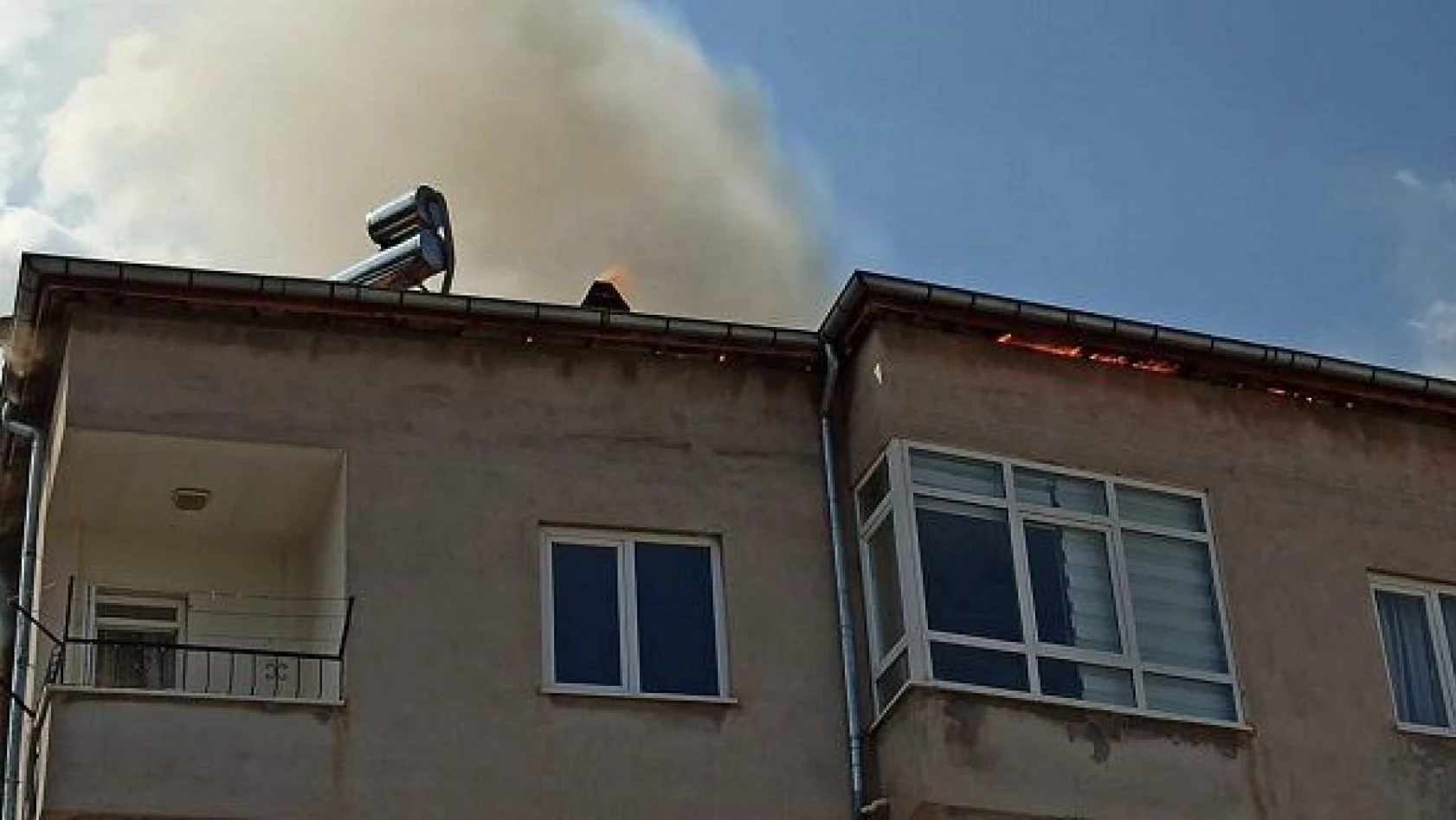 Binanın çatısındaki yangın korkuttu
