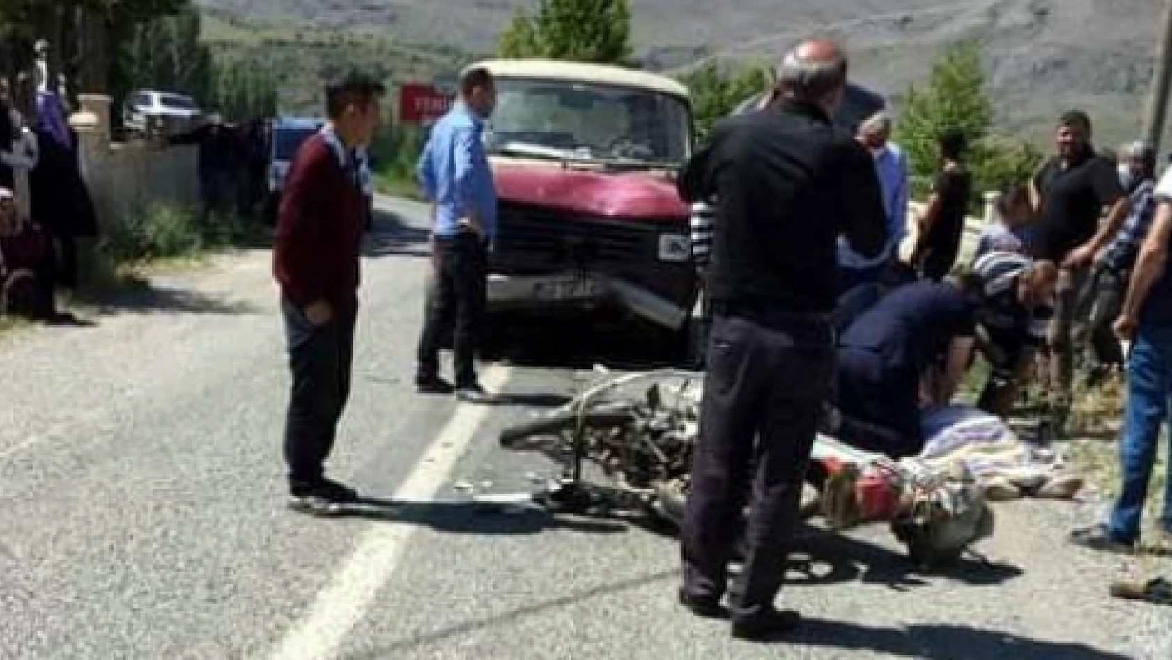 Minibüsle çarpışan motosiklet sürücüsü kurtarılamadı