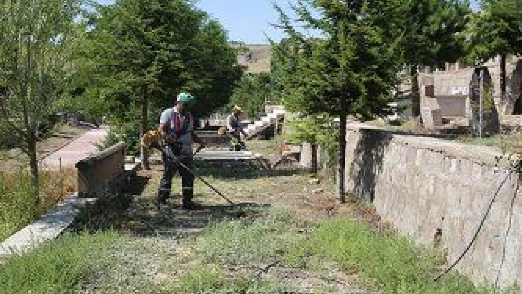 Melikgazi'de bayram öncesi mezarlıklar temizleniyor