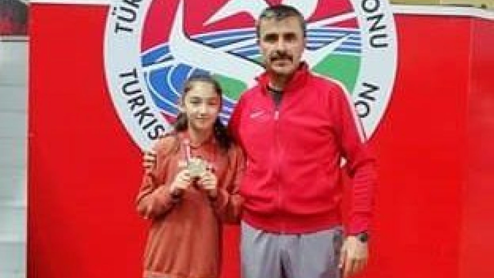 Kayserili atlet Ayşe Melek Türkiye şampiyonu oldu 