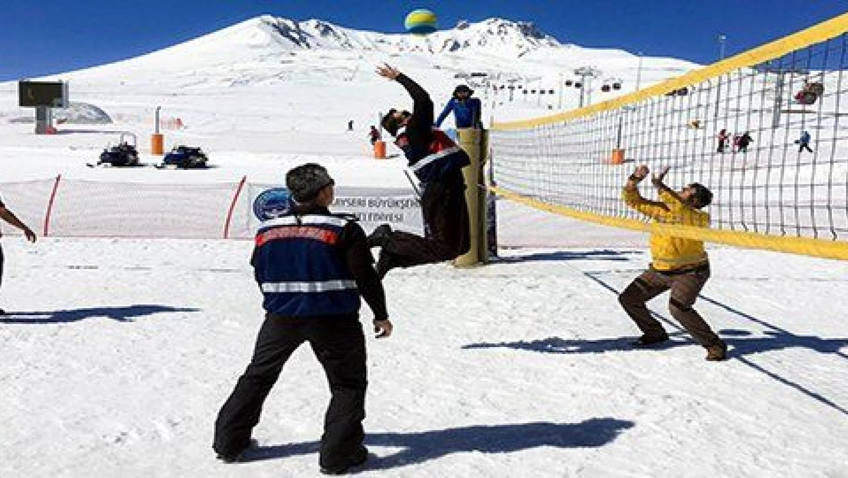 Kar voleybolu Erciyes'te halka yayılıyor