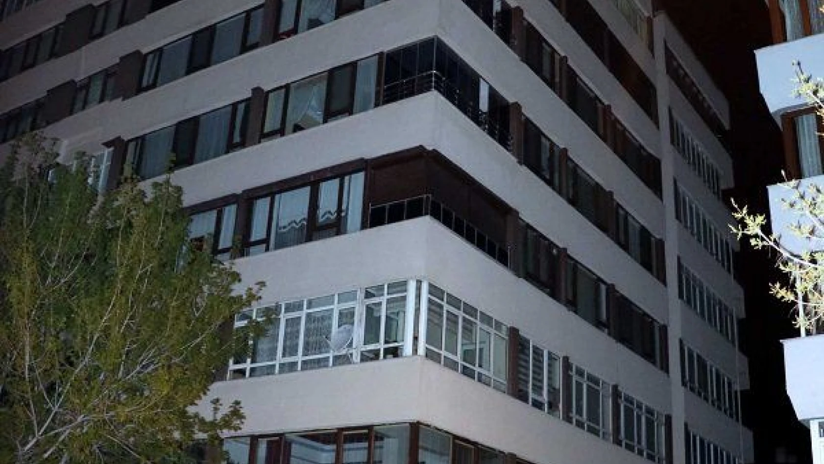 Sivas Caddesi'nde 7 katlı apartman karantinaya alındı