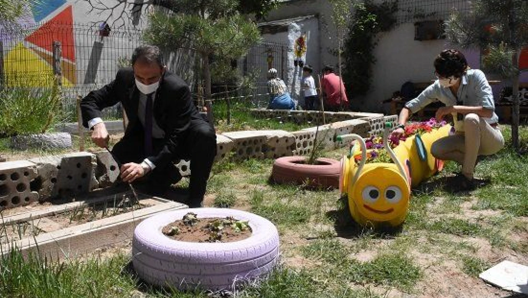 Özledikleri öğrencileri için okulda 'hobi bahçesi' oluşturdular