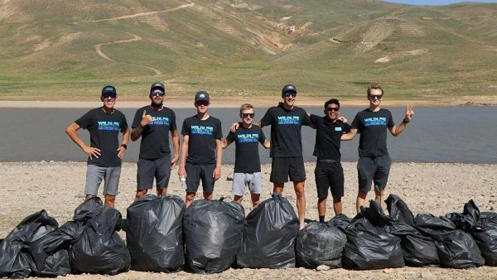 Kamp için Kayseri'ye gelen ABD'li bisikletçiler Erciyes'te çöp topladı