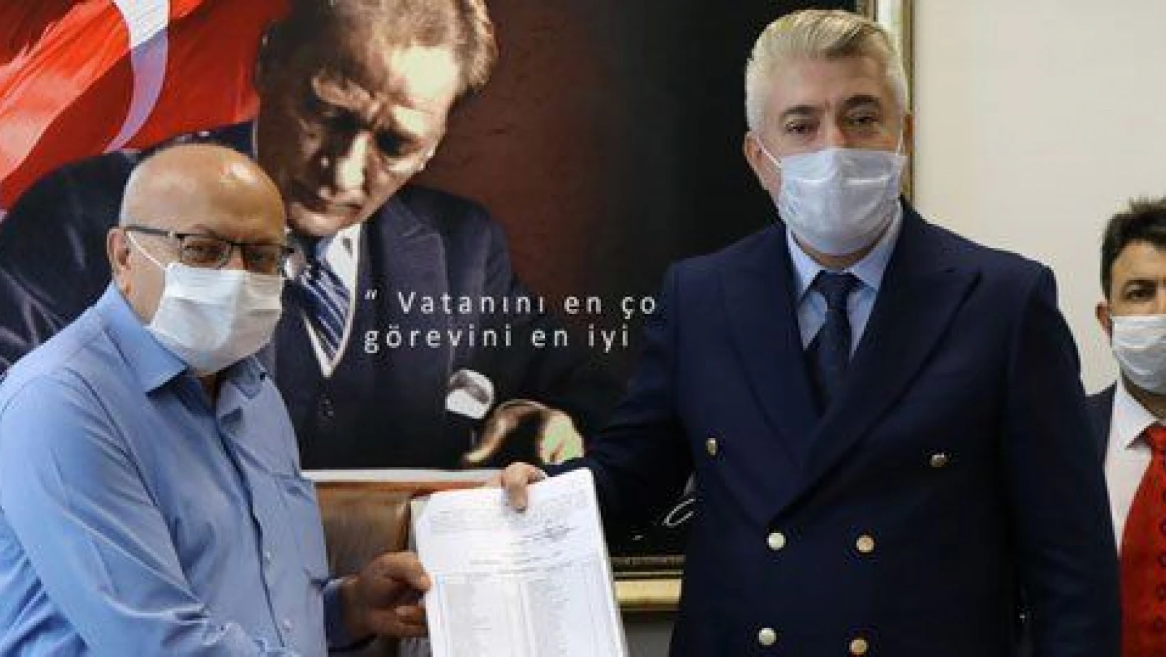 MHP İl Başkanı Serkan Tok mazbatasını aldı
