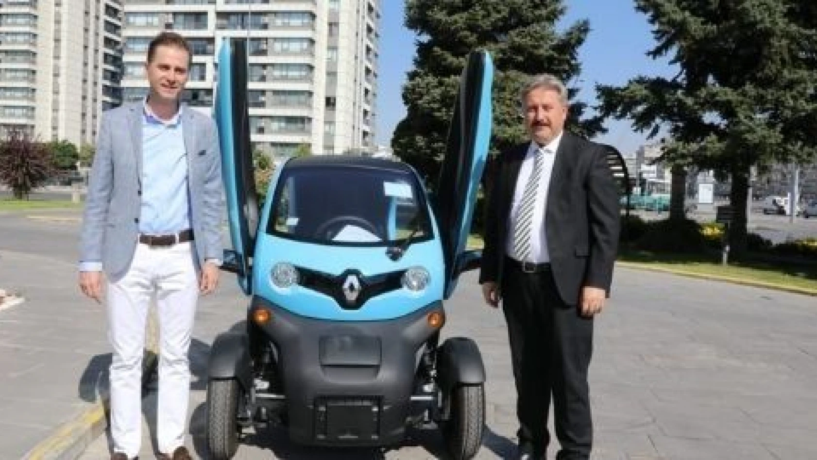 Gülpar, iki yeni elektrikli aracını Palancıoğlu'na tanıttı