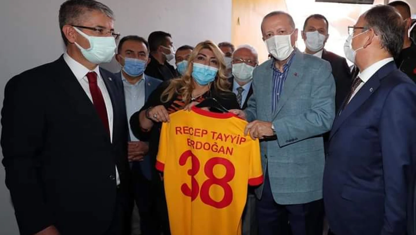 Gözbaşı'dan, Erdoğan'a Kayserispor forması