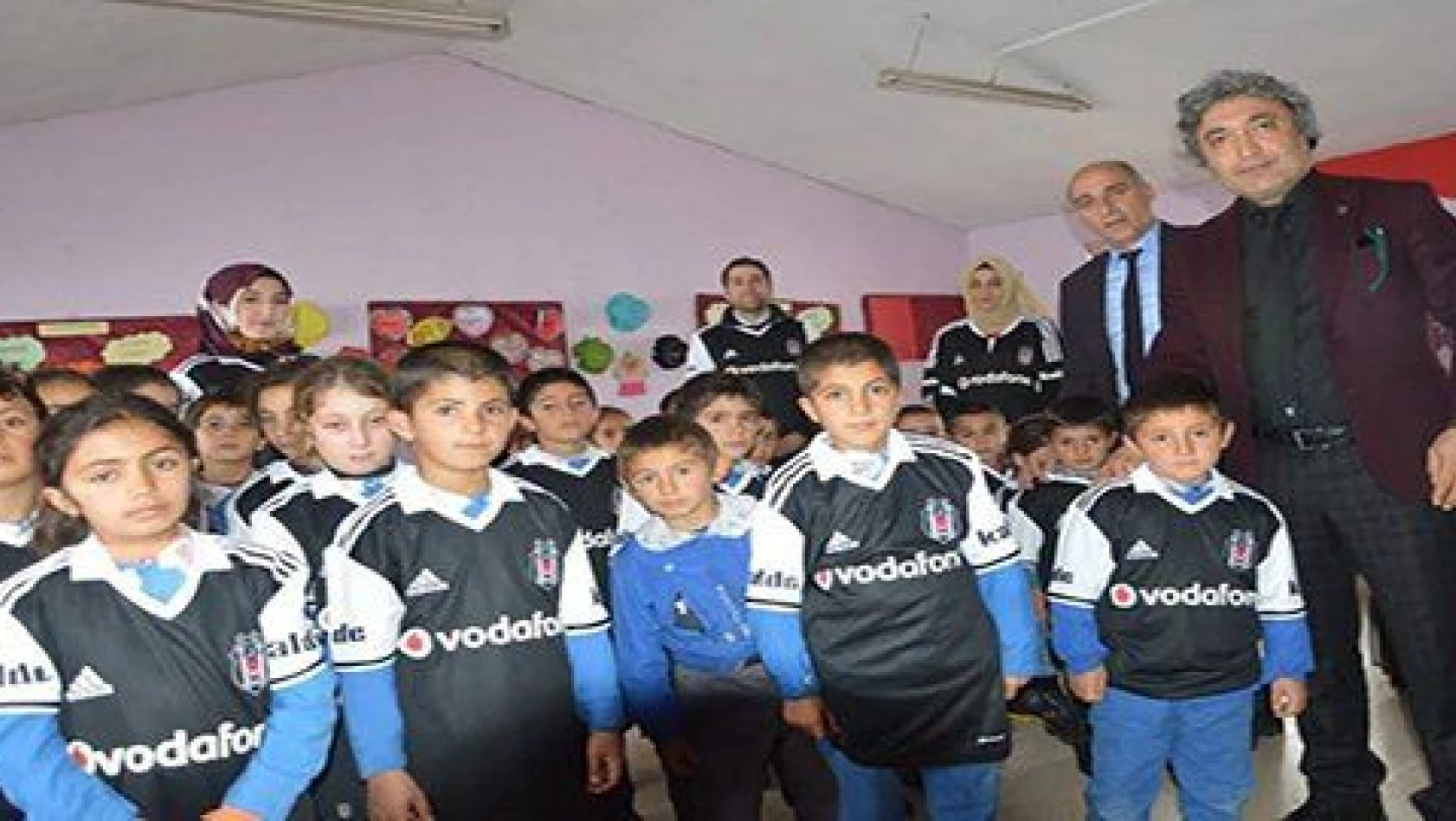 Beşiktaş köyü'nün Beşiktaş ilköğretim okulunda Beşiktaş forması dağıtıldı 