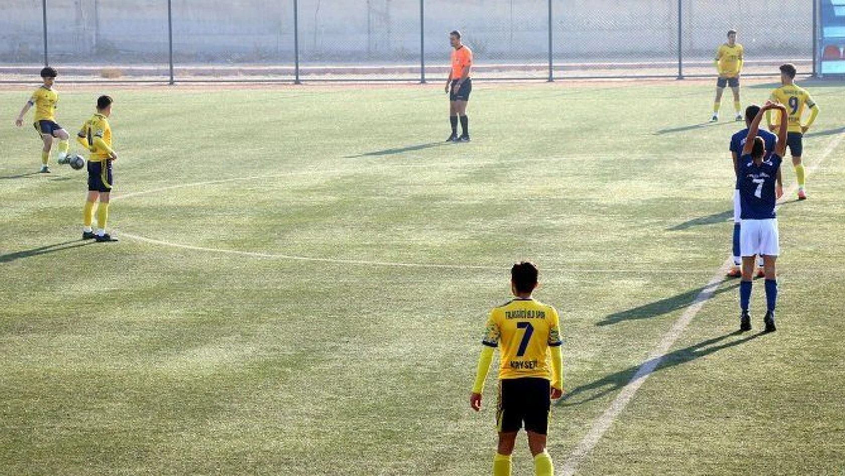 Kayseri'de amatör futbolculardan 'hakem hatası' protestosu