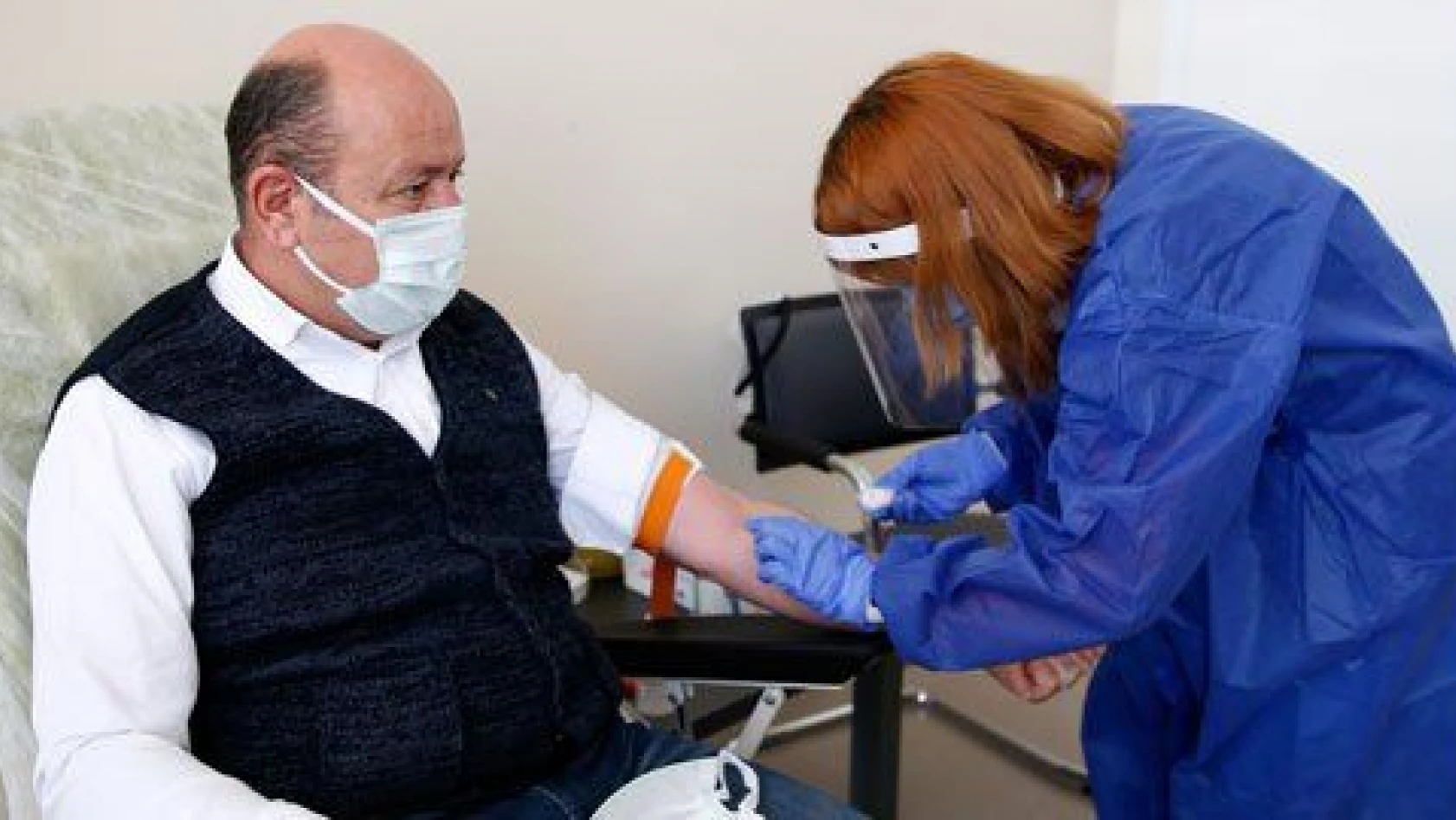 Çin menşeli Kovid-19 aşısı gönüllülere uygulanıyor