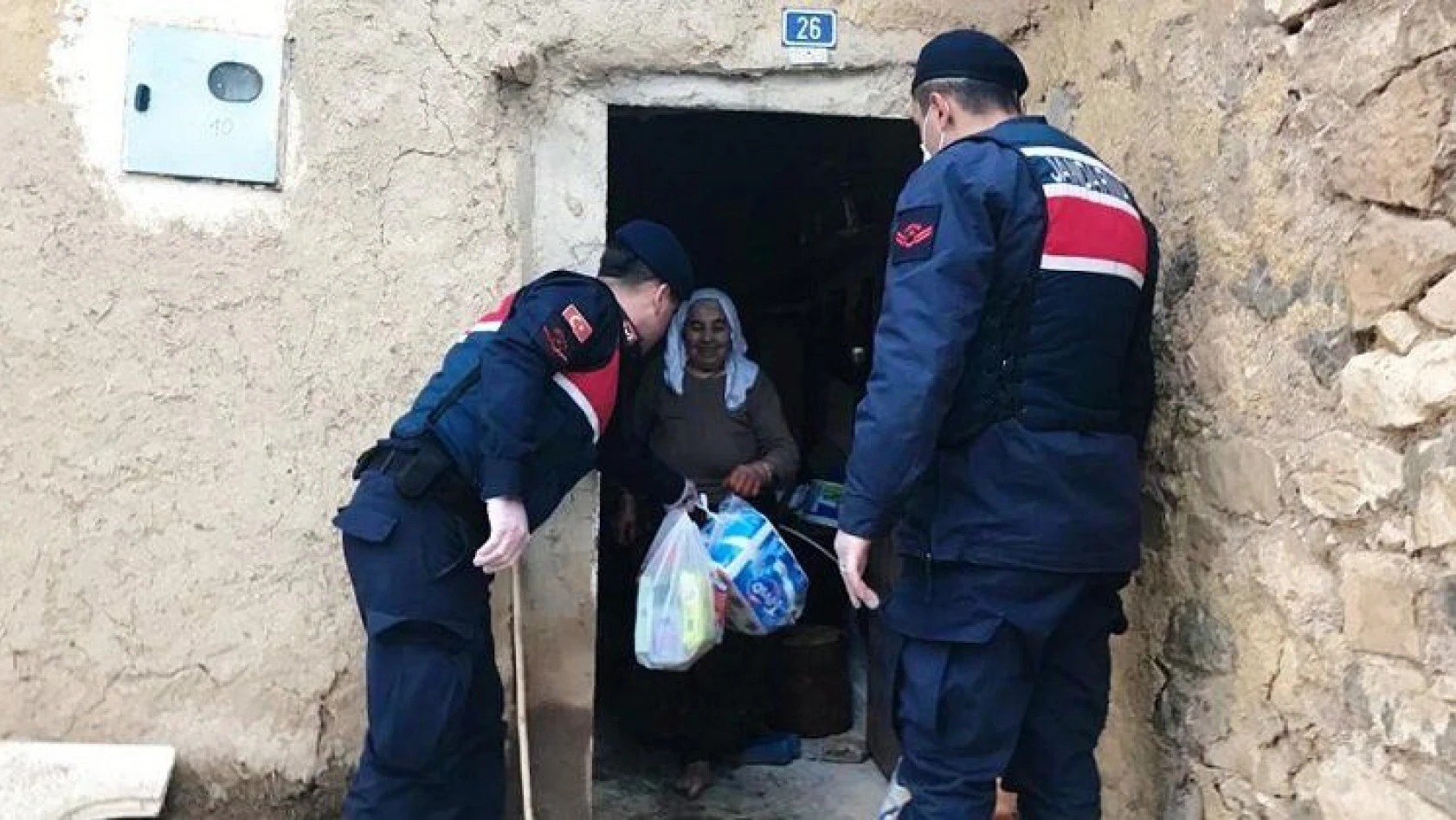 Kayseri'de jandarmadan yaşlılara yardım eli