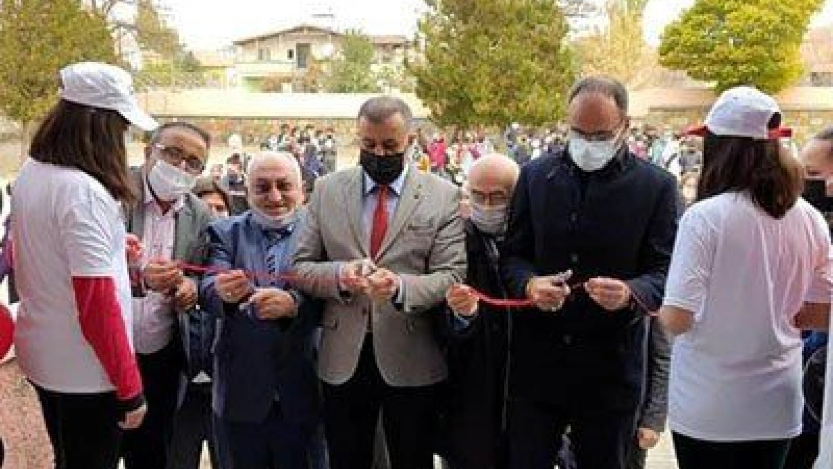 Tomarza Atatürk Ortaokulu'nda TÜBİTAK 4006 Bilim Fuarı açıldı