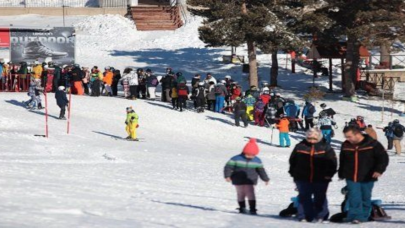 Erciyes'te sezon açıldı, kayakseverler pistlere koştu