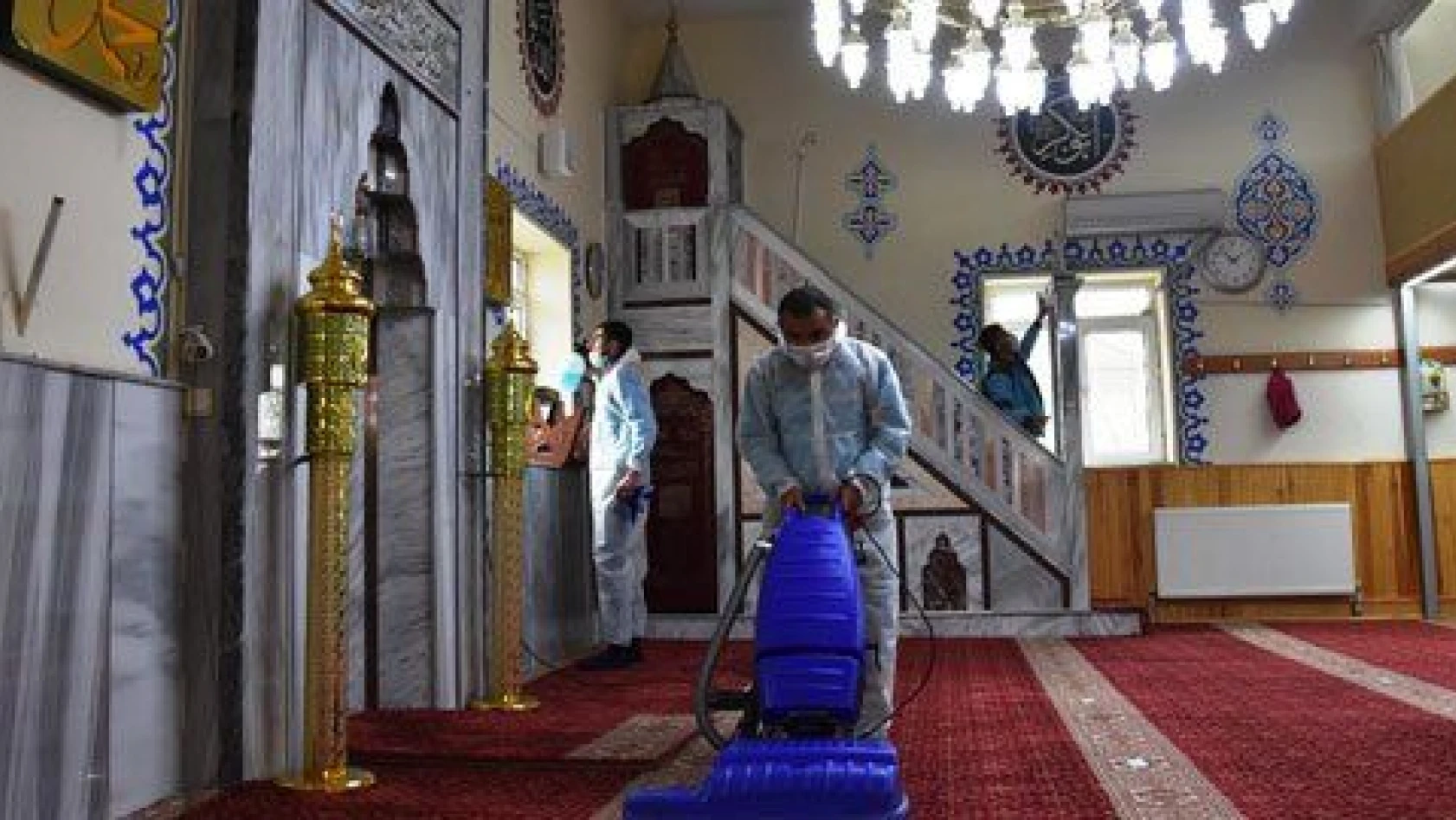 Kocasinan'da camiler periyodik olarak temizleniyor