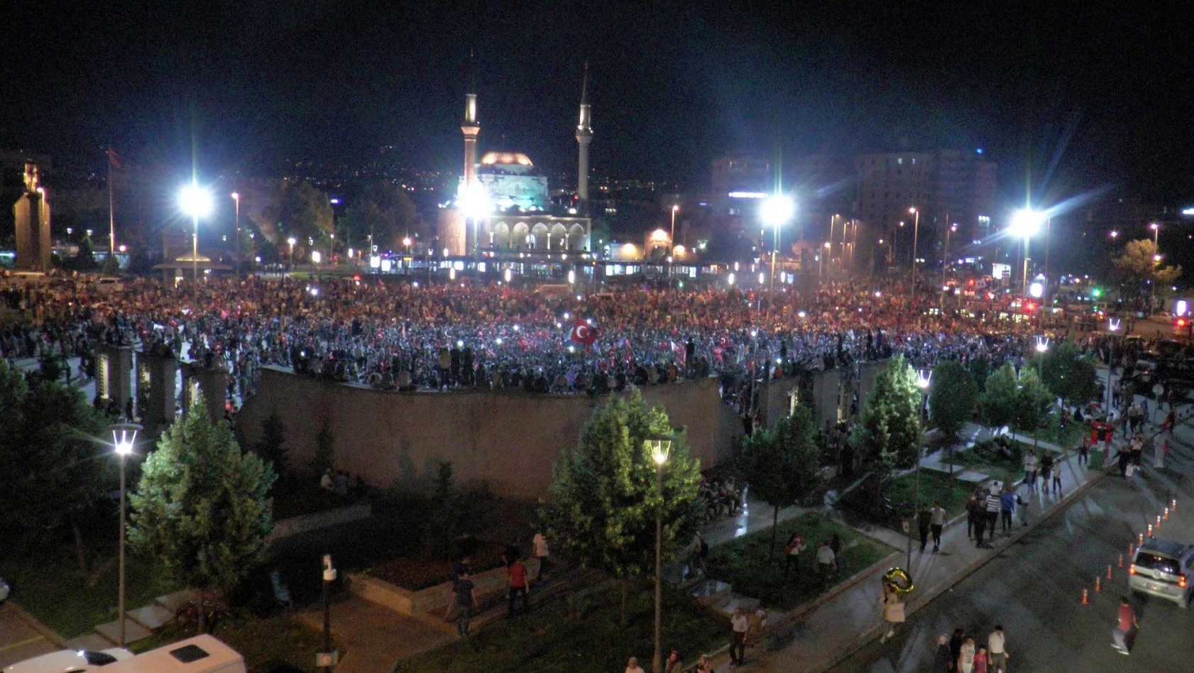 Cumhuriyet Meydanı'nda davullu zurnalı kutlama