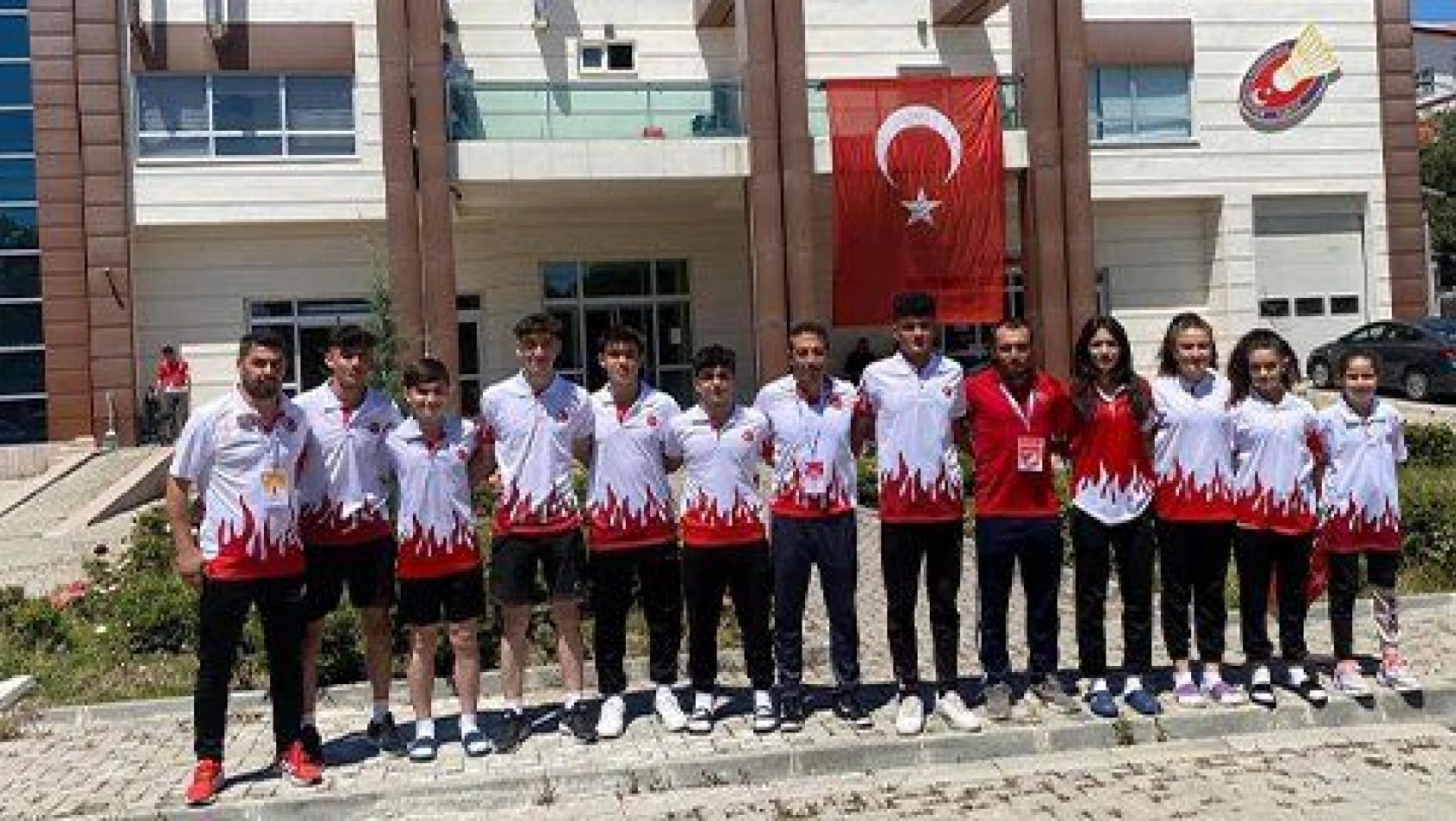 Melikgazi'nin 10 badminton sporcusu milli takına seçildi
