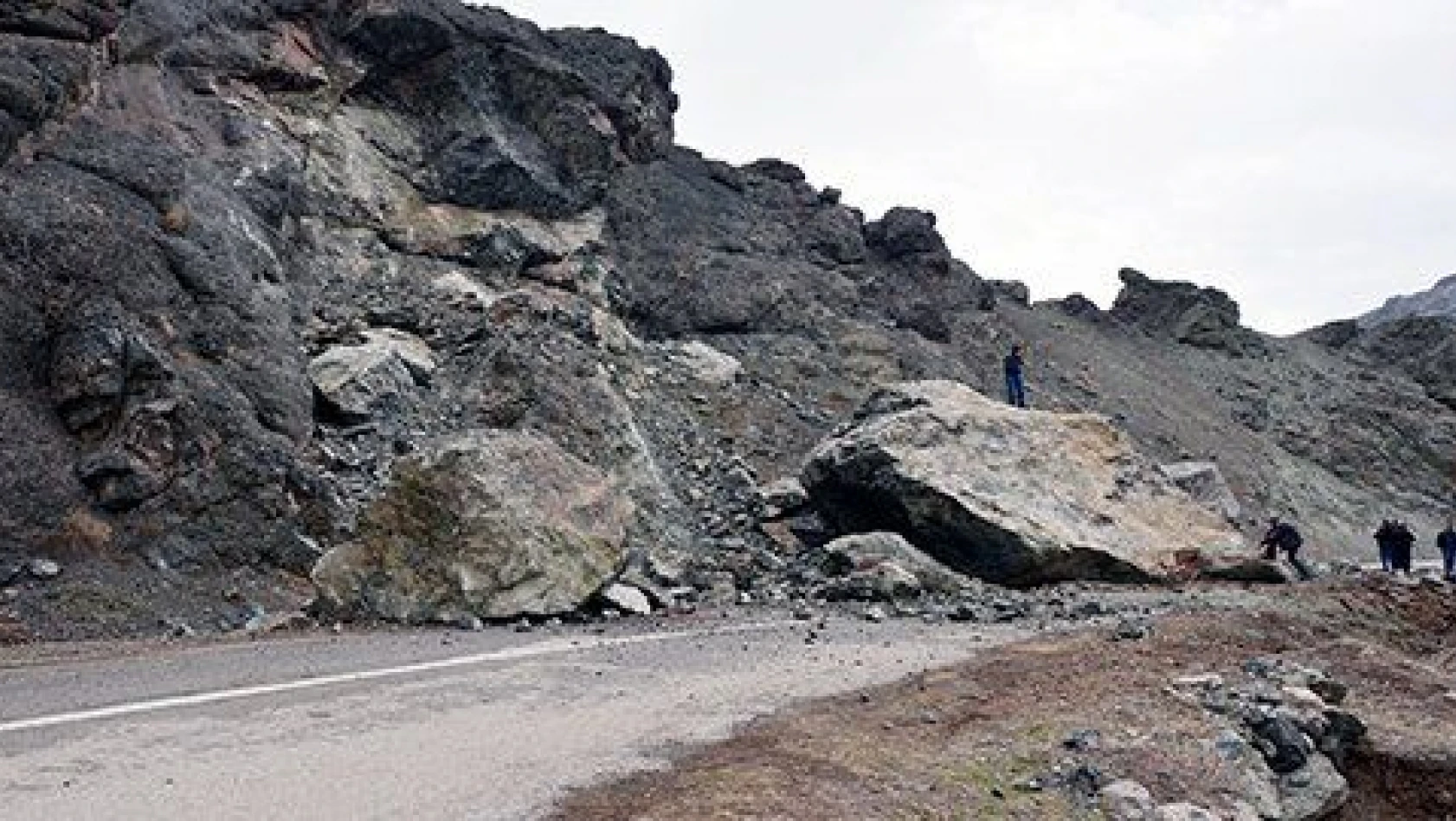 Dev kayalar 8 köy yolunu ulaşıma kapattı 