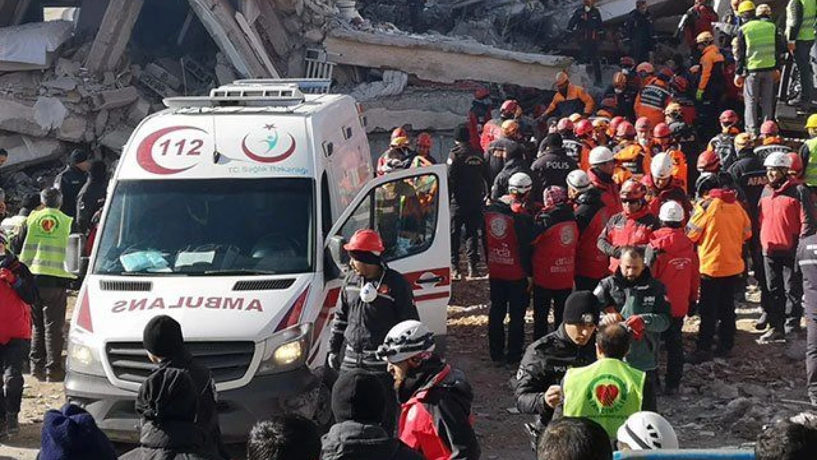 Depremde 35 kişi hayatını kaybetti, enkazdan 45 kişi kurtarıldı