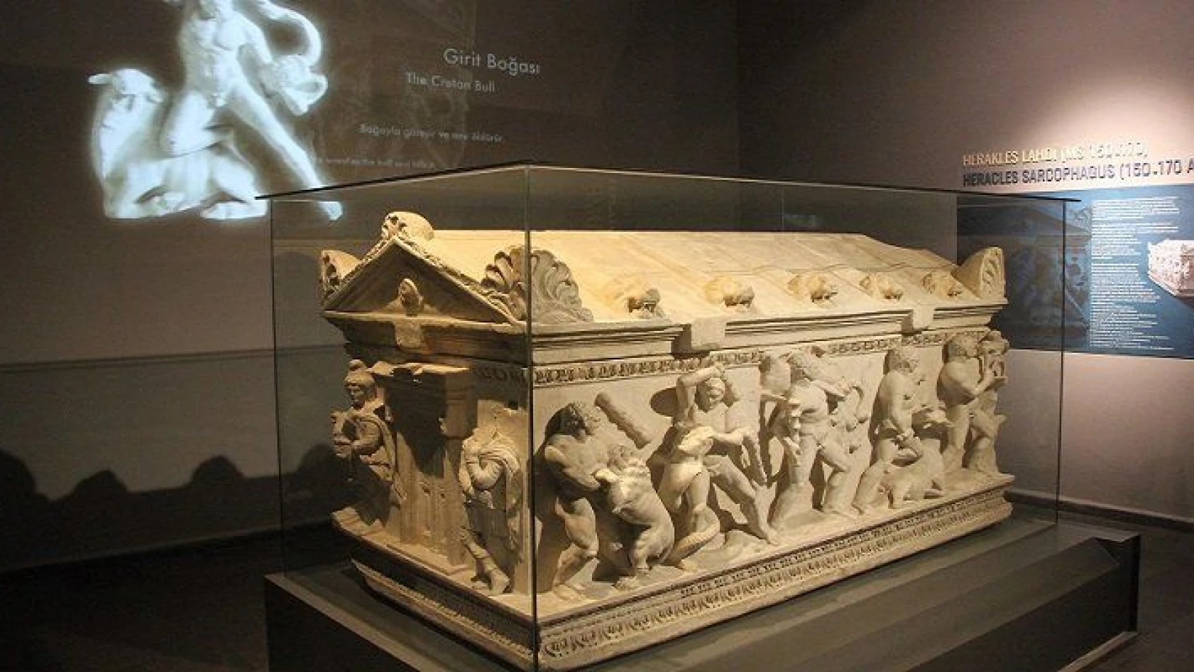İnşaatın temel kazısında bulunan Herakles lahdi, müzede sergileniyor