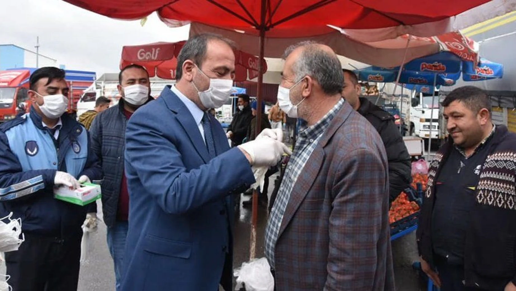 Tomarza Belediyesi esnafa eldiven ve maske dağıttı