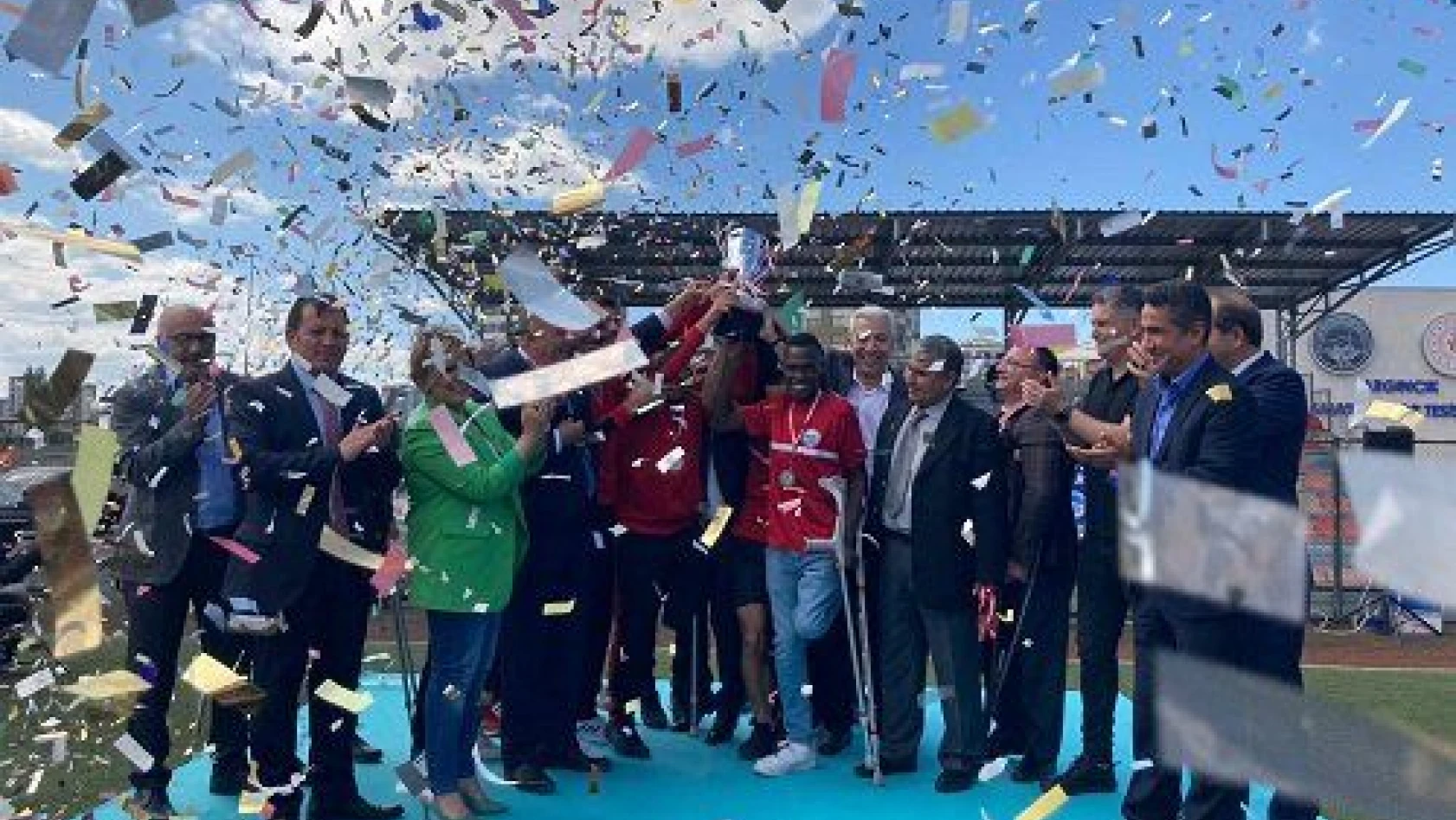 Melikgazi Belediyesi Bedensel Engelliler Futbol Takımı şampiyon oldu